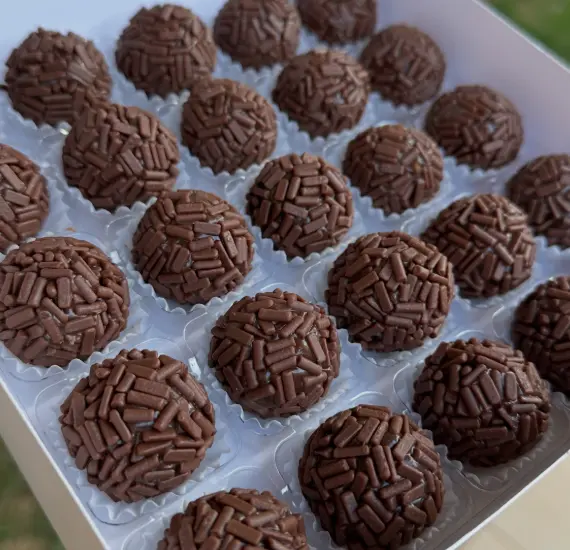 Brigadeiros artesanais com granulado de chocolate