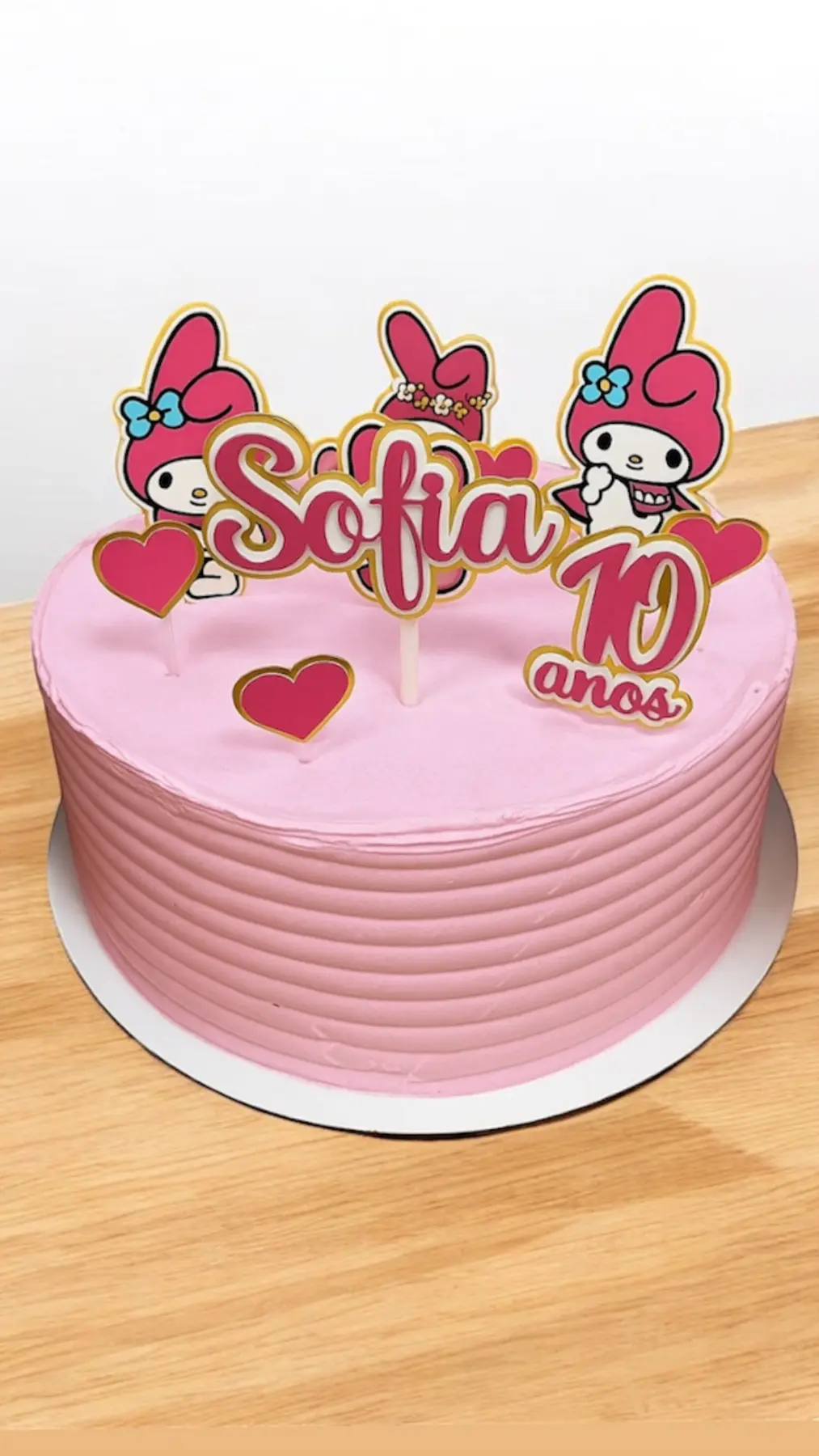 Bolo rosa personalizado com decoração de aniversário