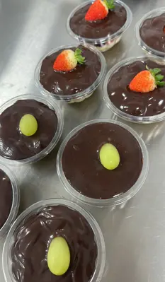 Copinhos de sobremesa de chocolate com frutas