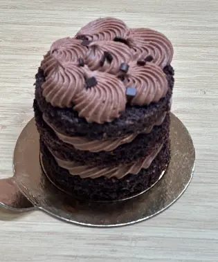 Mini bolo artesanal de chocolate com acabamento de brigadeiro